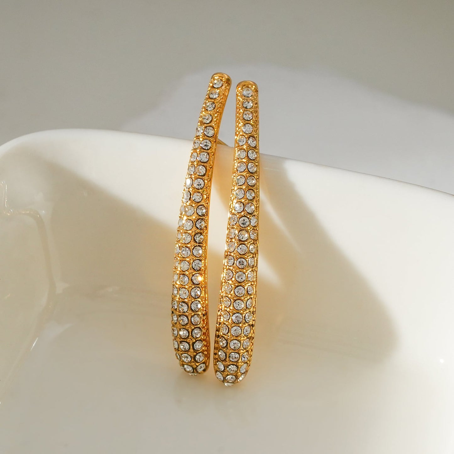 Style HILO: Boucles d'oreilles clous incurvées pavées de zircones en argent