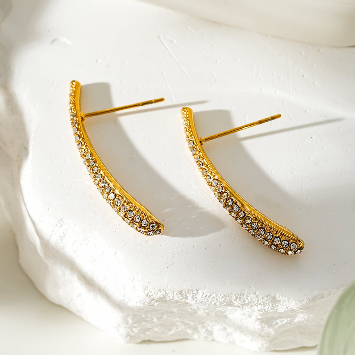Style HILO: Boucles d'oreilles clous incurvées pavées de zircones en argent