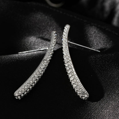 Style HILO: Boucles d'oreilles clous incurvées pavées de zircones en argent
