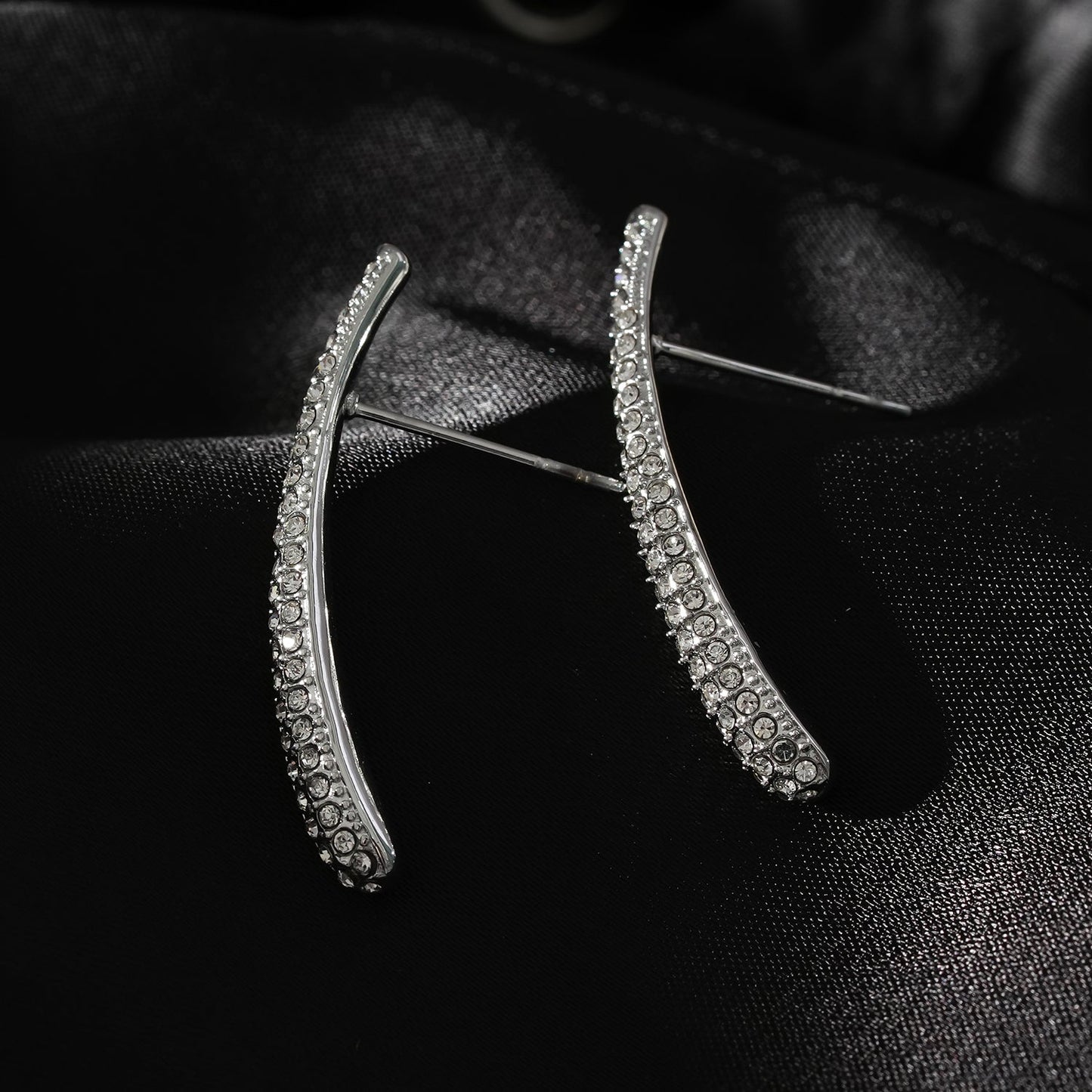 Style HILO: Boucles d'oreilles clous incurvées pavées de zircones en argent