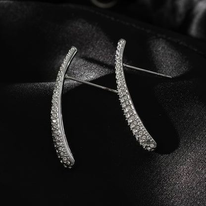 Style HILO: Boucles d'oreilles clous incurvées pavées de zircones en argent