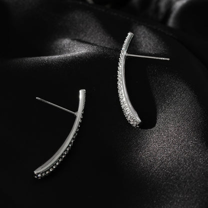 Style HILO: Boucles d'oreilles clous incurvées pavées de zircones en argent