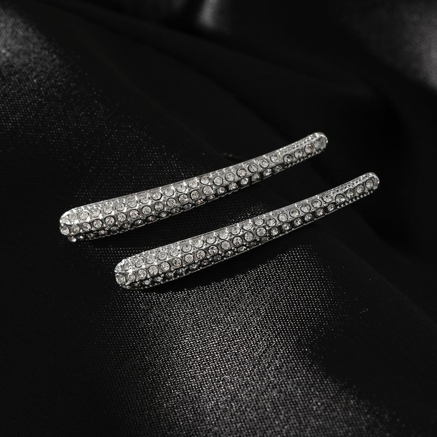 Style HILO: Boucles d'oreilles clous incurvées pavées de zircones en argent