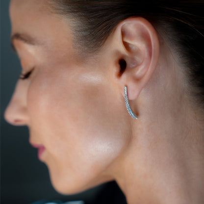 Style HILO: Boucles d'oreilles clous incurvées pavées de zircones en argent