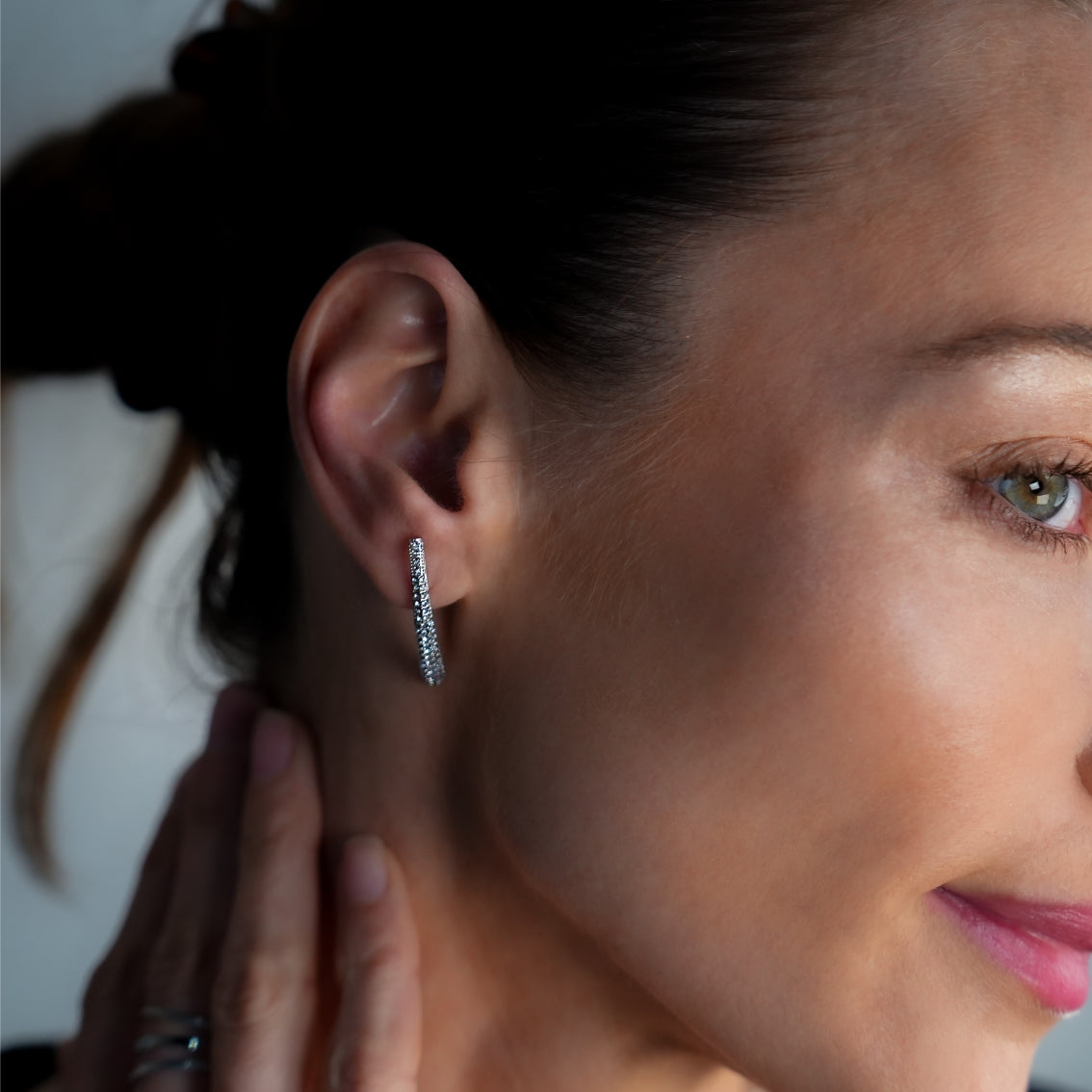 Style HILO: Boucles d'oreilles clous incurvées pavées de zircones en argent