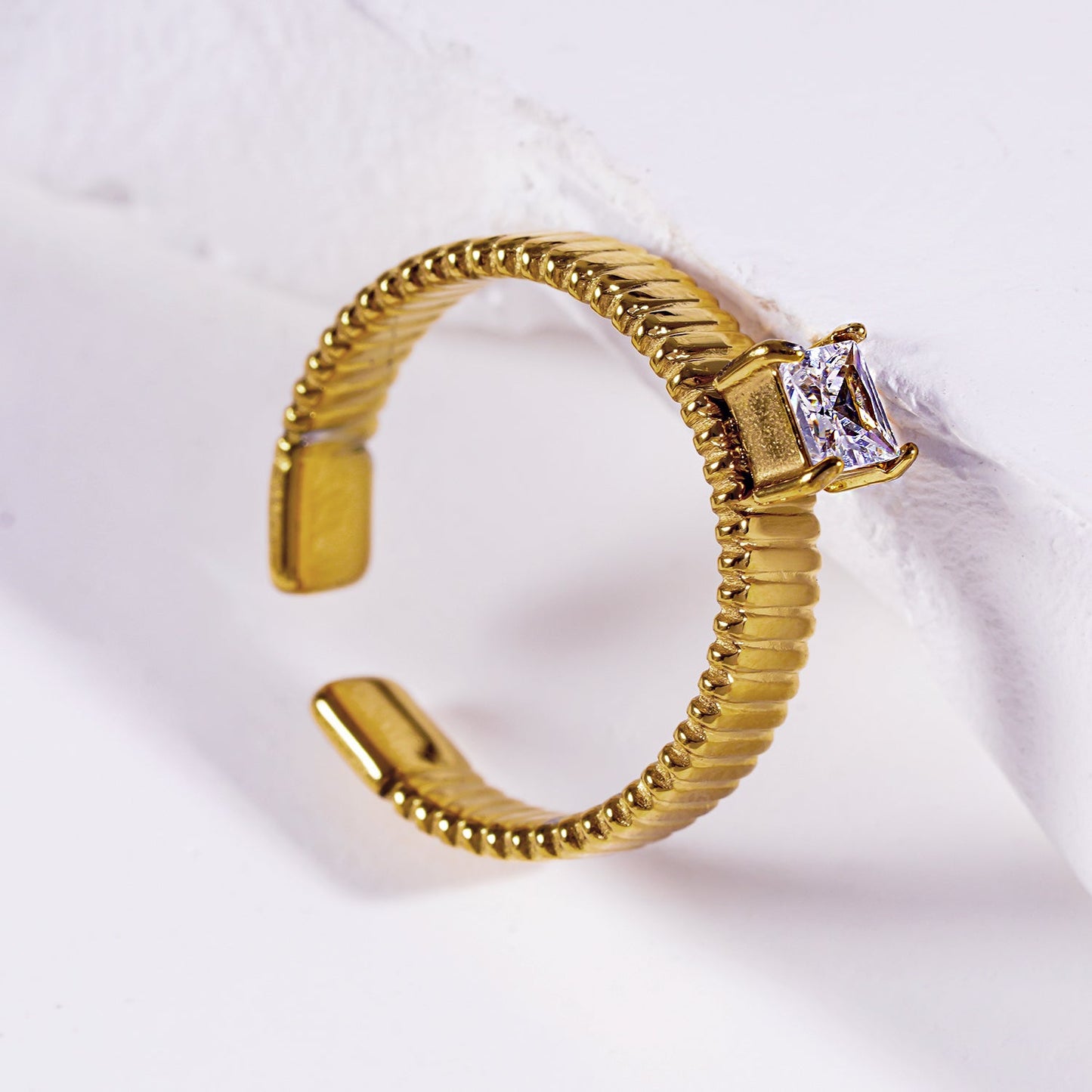 HIRAYA : Bague bandeau texturée avec un zircon cubique central carré