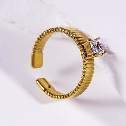 HIRAYA : Bague bandeau texturée avec un zircon cubique central carré