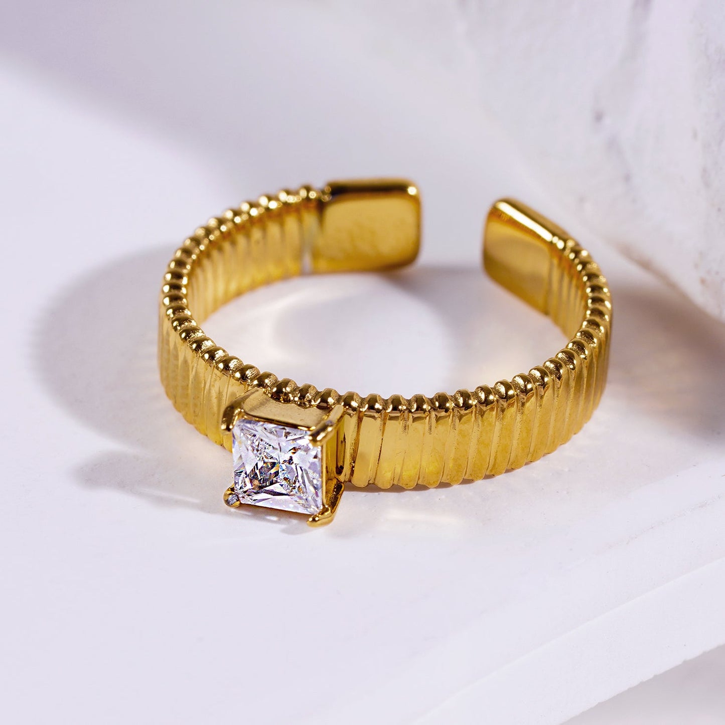 HIRAYA : Bague bandeau texturée avec un zircon cubique central carré