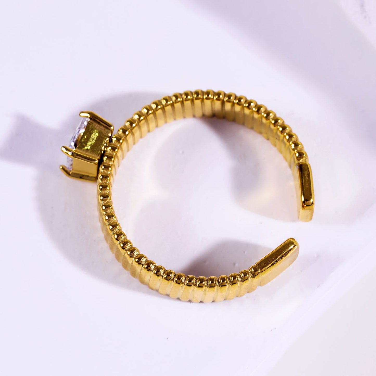 HIRAYA : Bague bandeau texturée avec un zircon cubique central carré