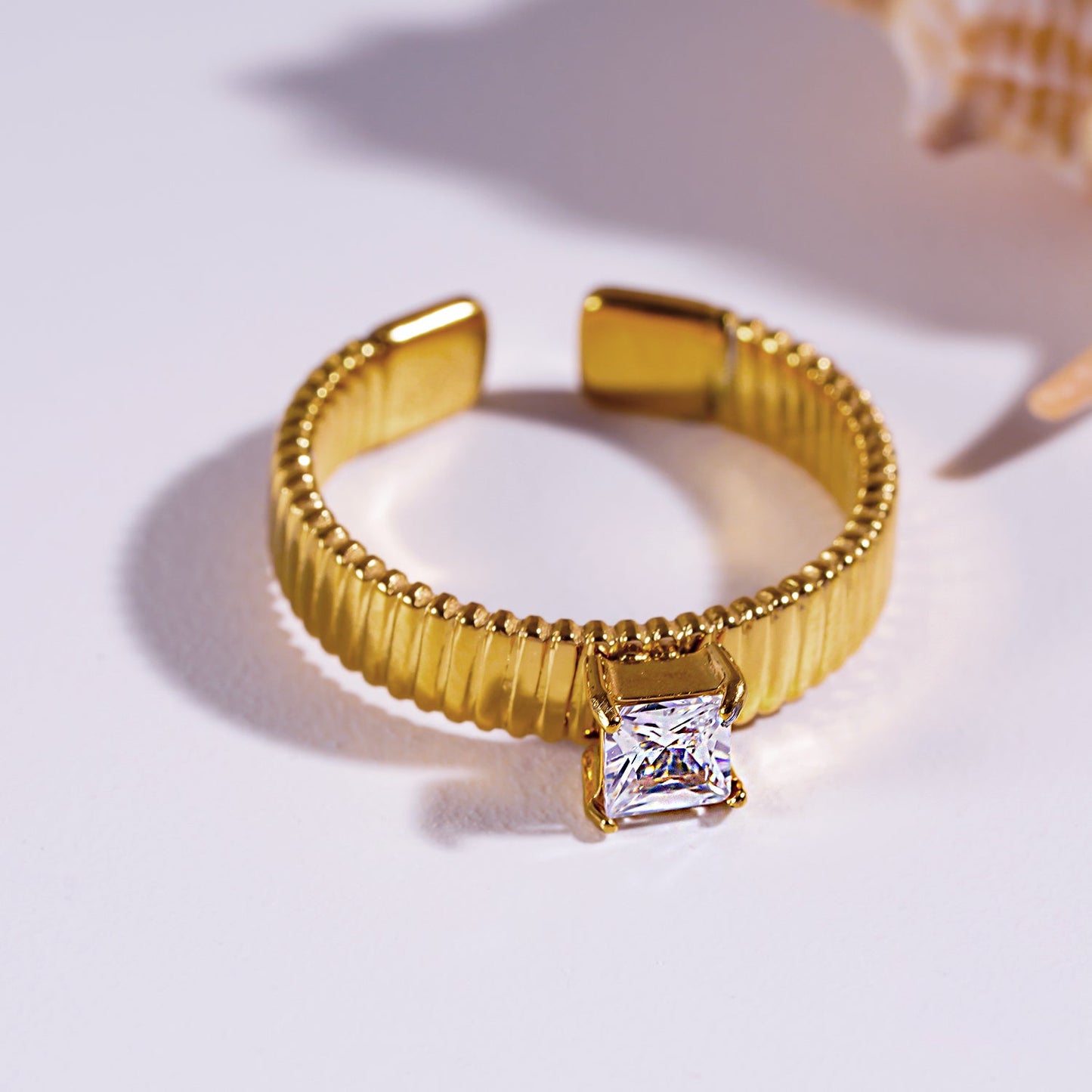 HIRAYA : Bague bandeau texturée avec un zircon cubique central carré