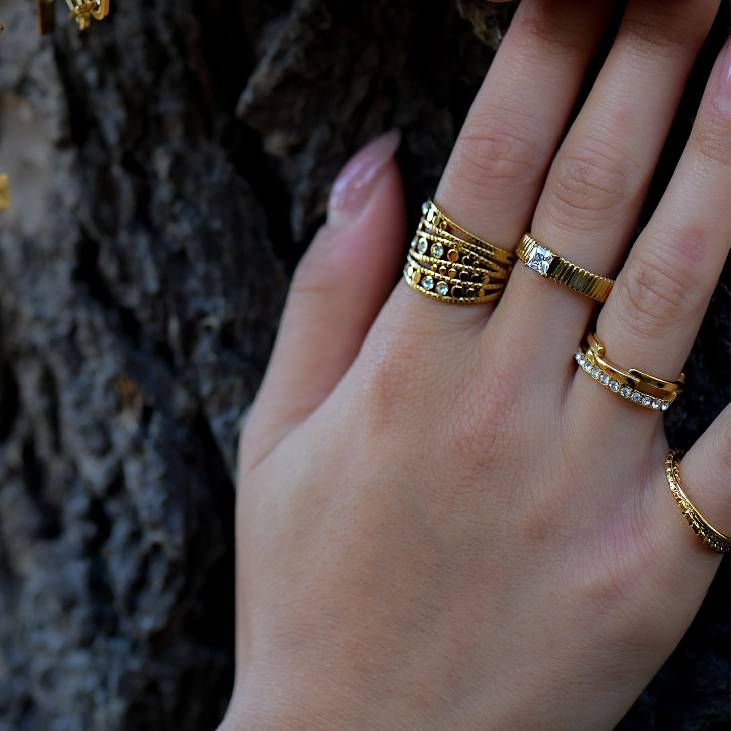 HIRAYA : Bague bandeau texturée avec un zircon cubique central carré