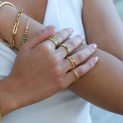 HIRAYA : Bague bandeau texturée avec un zircon cubique central carré