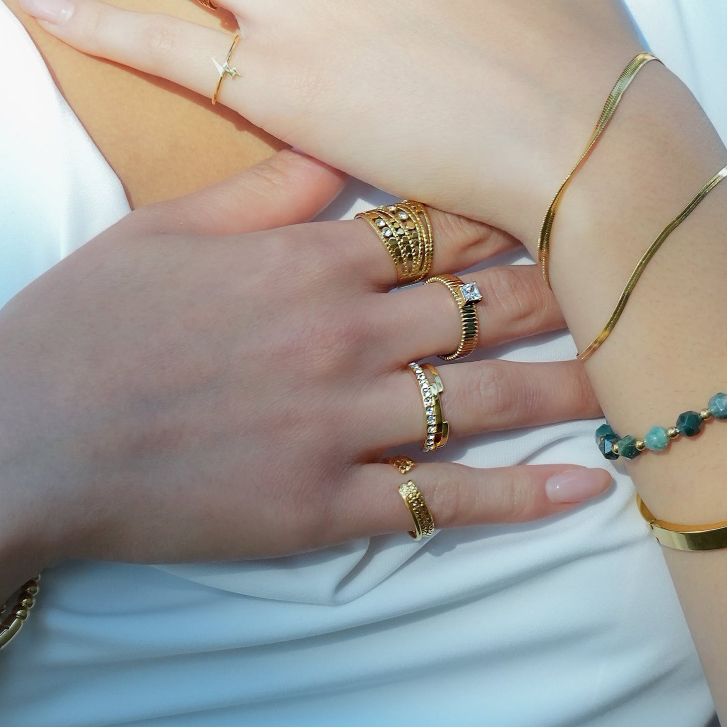 HIRAYA : Bague bandeau texturée avec un zircon cubique central carré