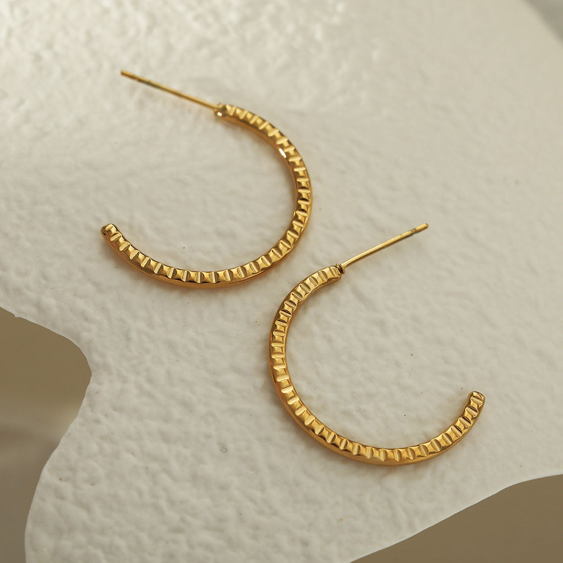 HOLLY : Boucles d'oreilles créoles texturées en or