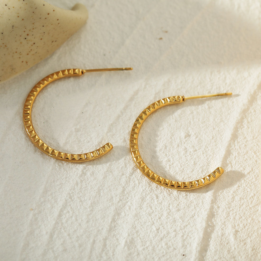 HOLLY : Boucles d'oreilles créoles texturées en or