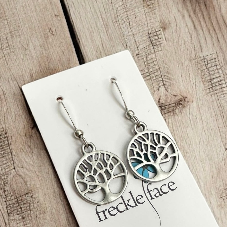 Boucles d'oreilles pendantes silhouette d'arbre – Options argent mat et poli