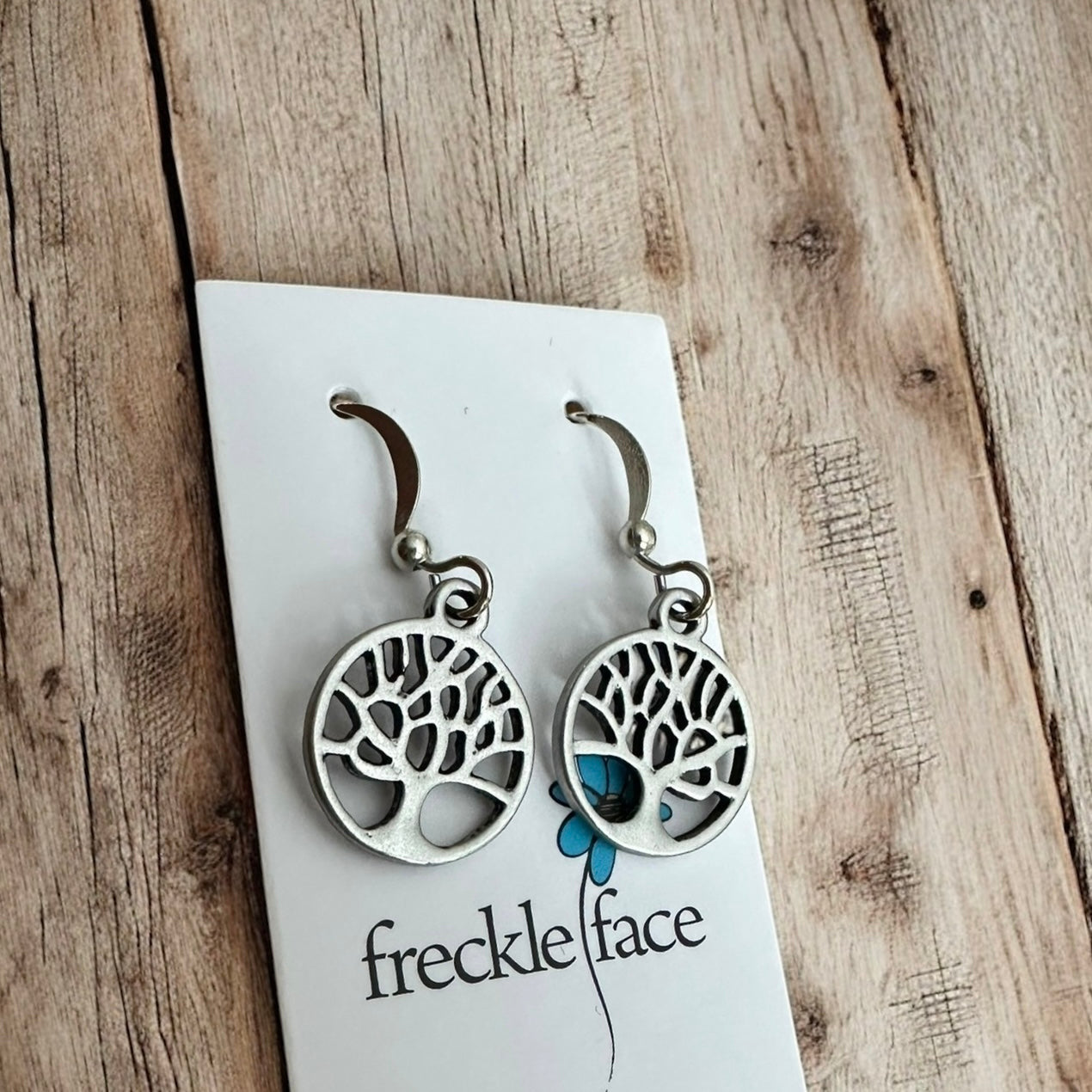 Boucles d'oreilles pendantes silhouette d'arbre – Options argent mat et poli