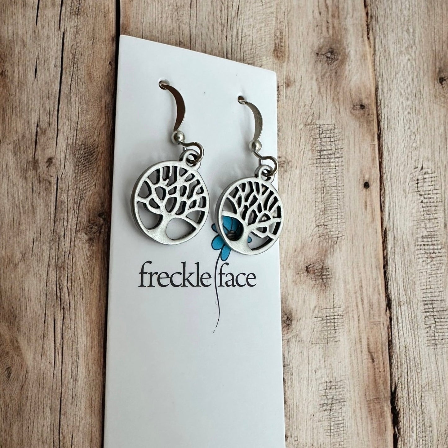 Boucles d'oreilles pendantes silhouette d'arbre – Options argent mat et poli