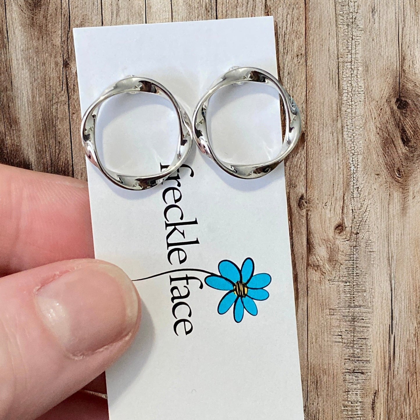 Puces d'oreilles cercle torsadé – Clous d'oreilles minimalistes et hypoallergéniques