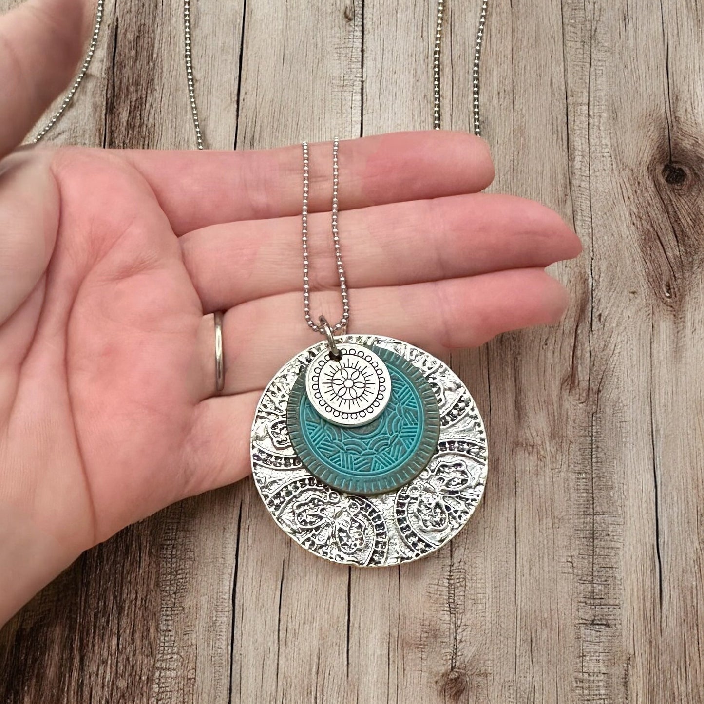 Collier pendentif triple médaillon