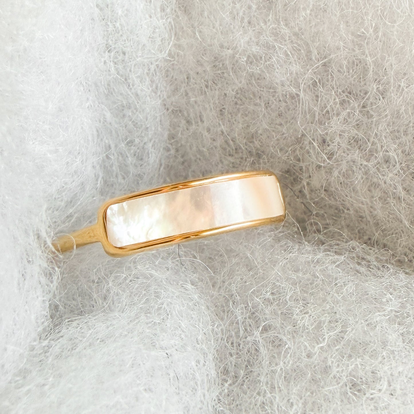 Bague dorée en nacre naturelle plaquée or 18K | CALYPSO