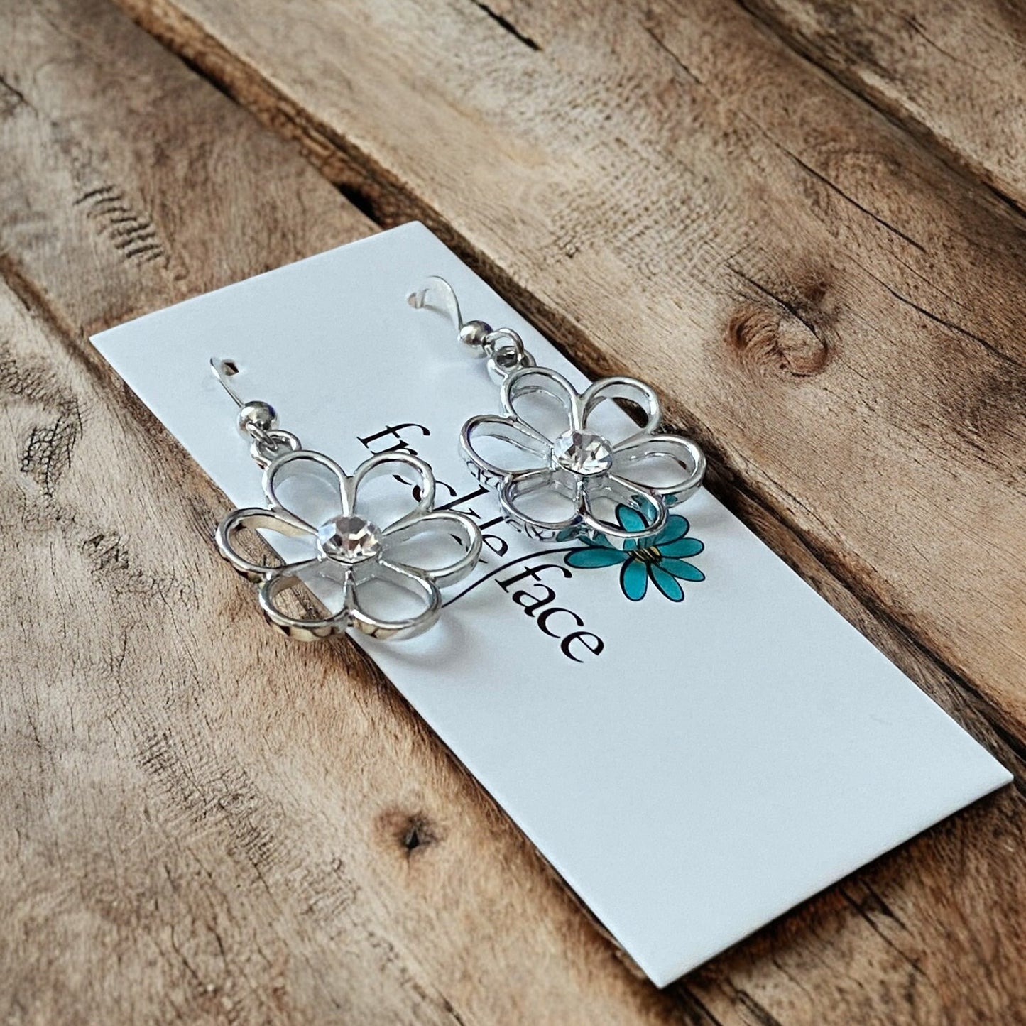 Boucles d'oreilles fleurs Cutie Patootie – Pendantes florales argentées avec strass central