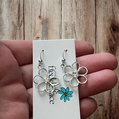 Boucles d'oreilles fleurs Cutie Patootie – Pendantes florales argentées avec strass central