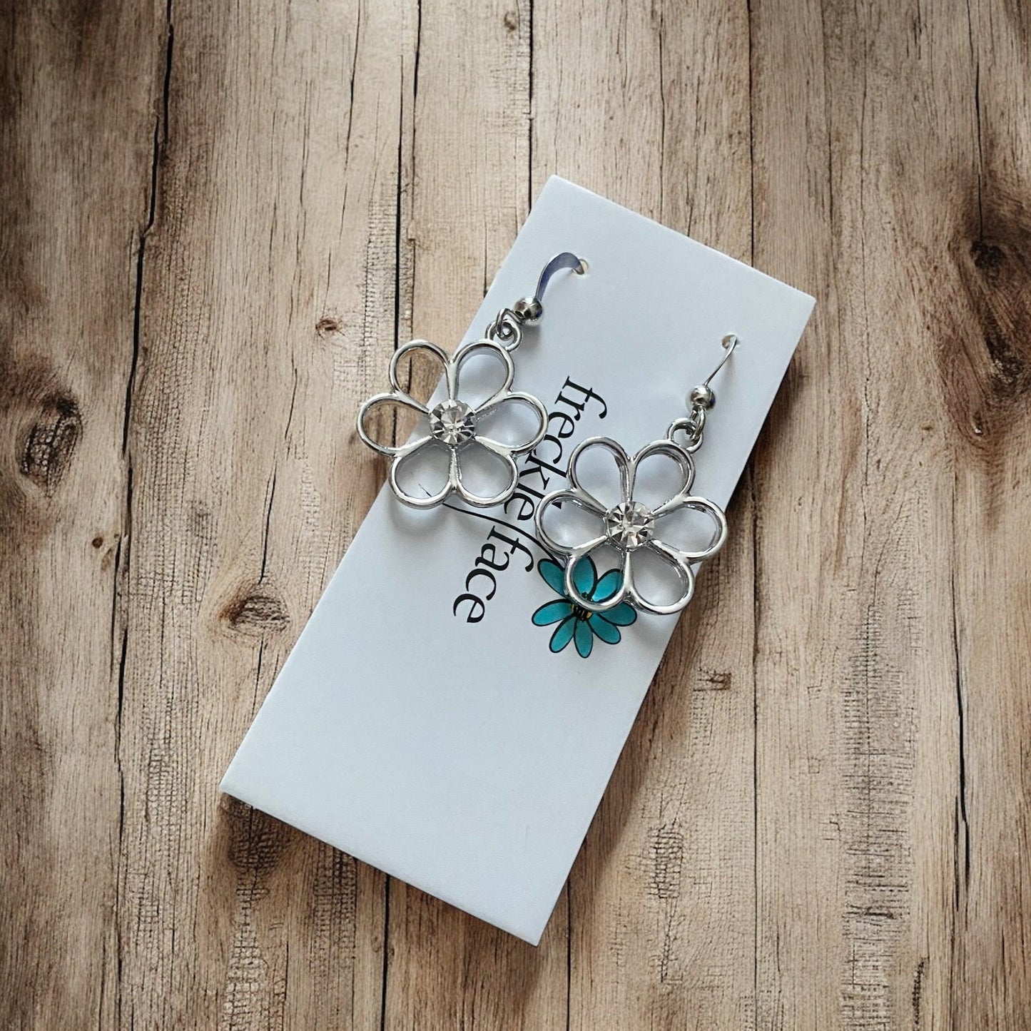Boucles d'oreilles fleurs Cutie Patootie – Pendantes florales argentées avec strass central