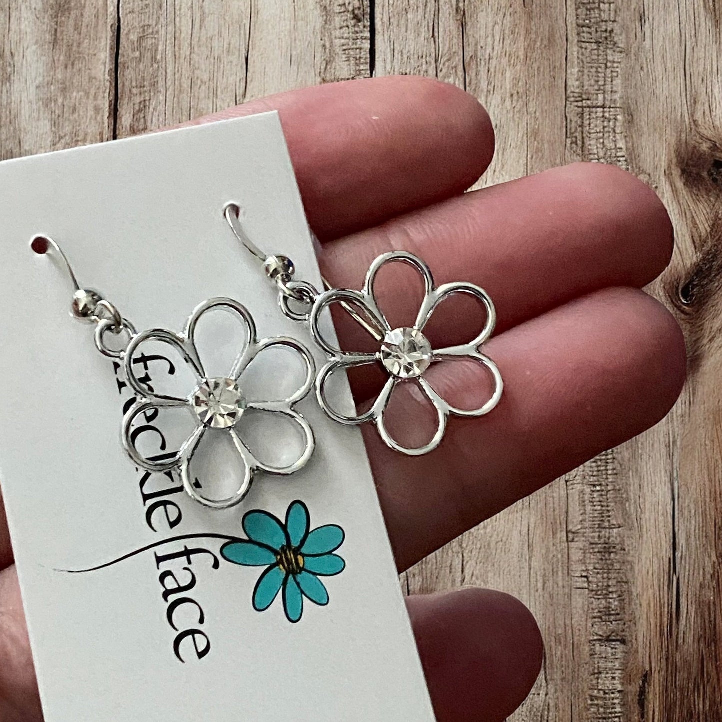 Boucles d'oreilles fleurs Cutie Patootie – Pendantes florales argentées avec strass central