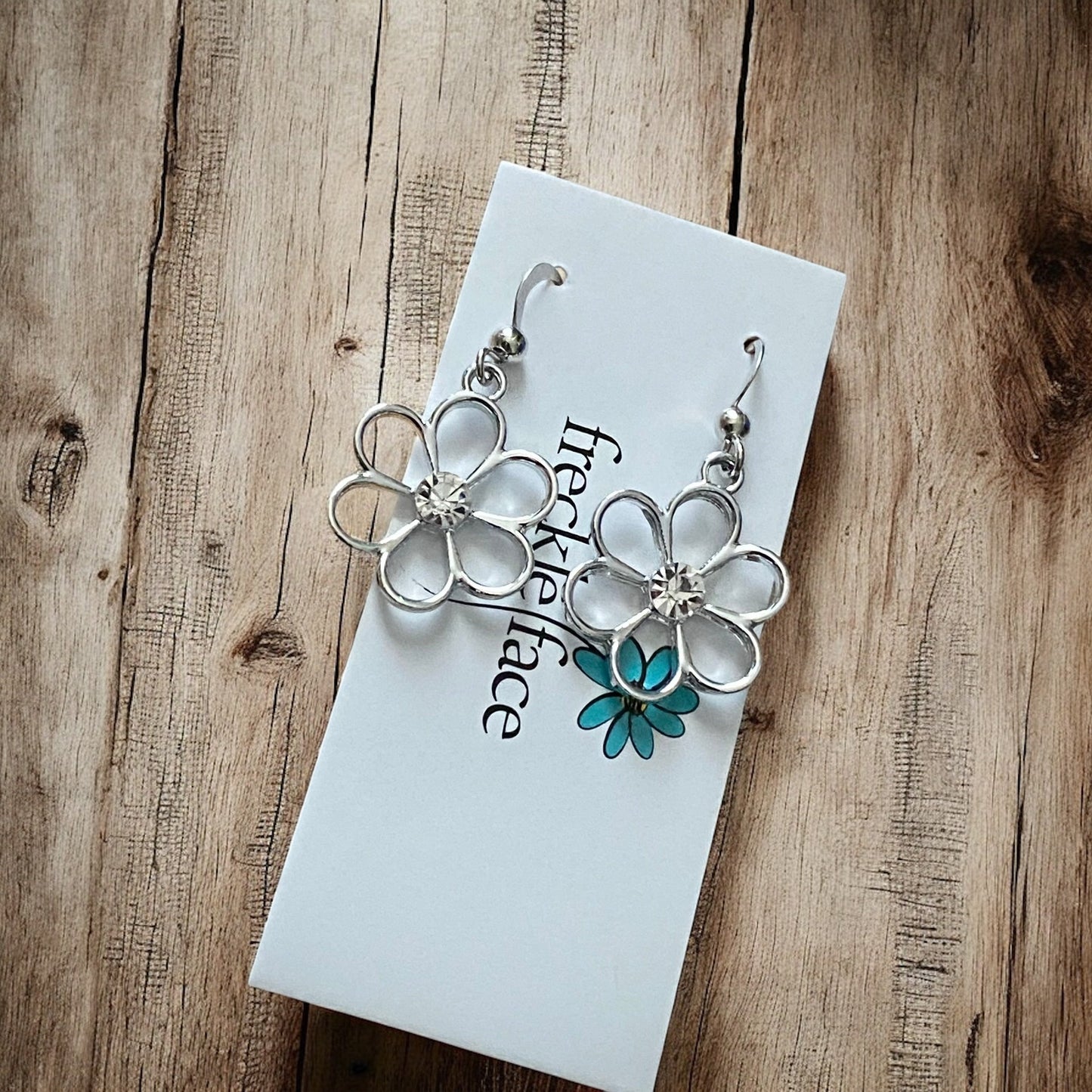 Boucles d'oreilles fleurs Cutie Patootie – Pendantes florales argentées avec strass central