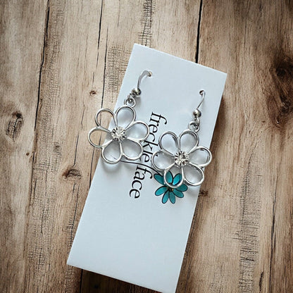 Boucles d'oreilles fleurs Cutie Patootie – Pendantes florales argentées avec strass central