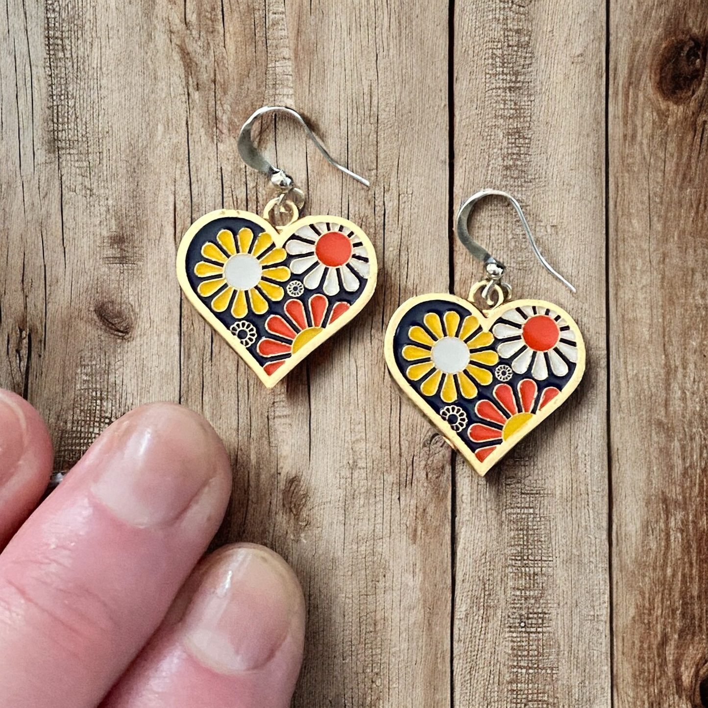 Boucles d'oreilles rétro « Flower Power » – Pompons colorés en émail, hypoallergéniques et légères