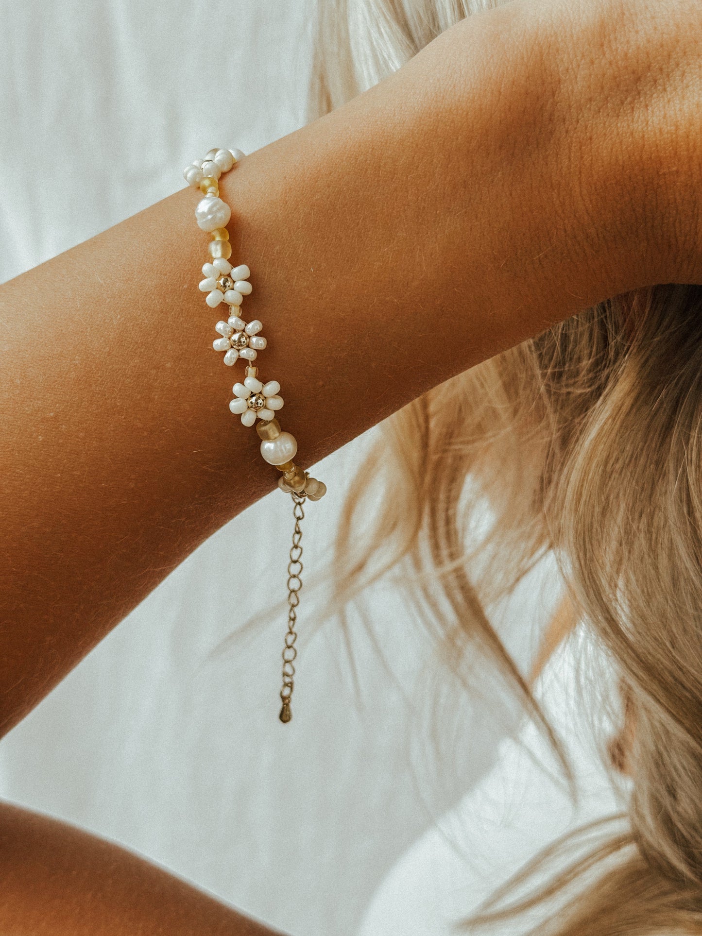 Le bracelet et la chaîne de cheville Daisy couleur « Bouton d'or »