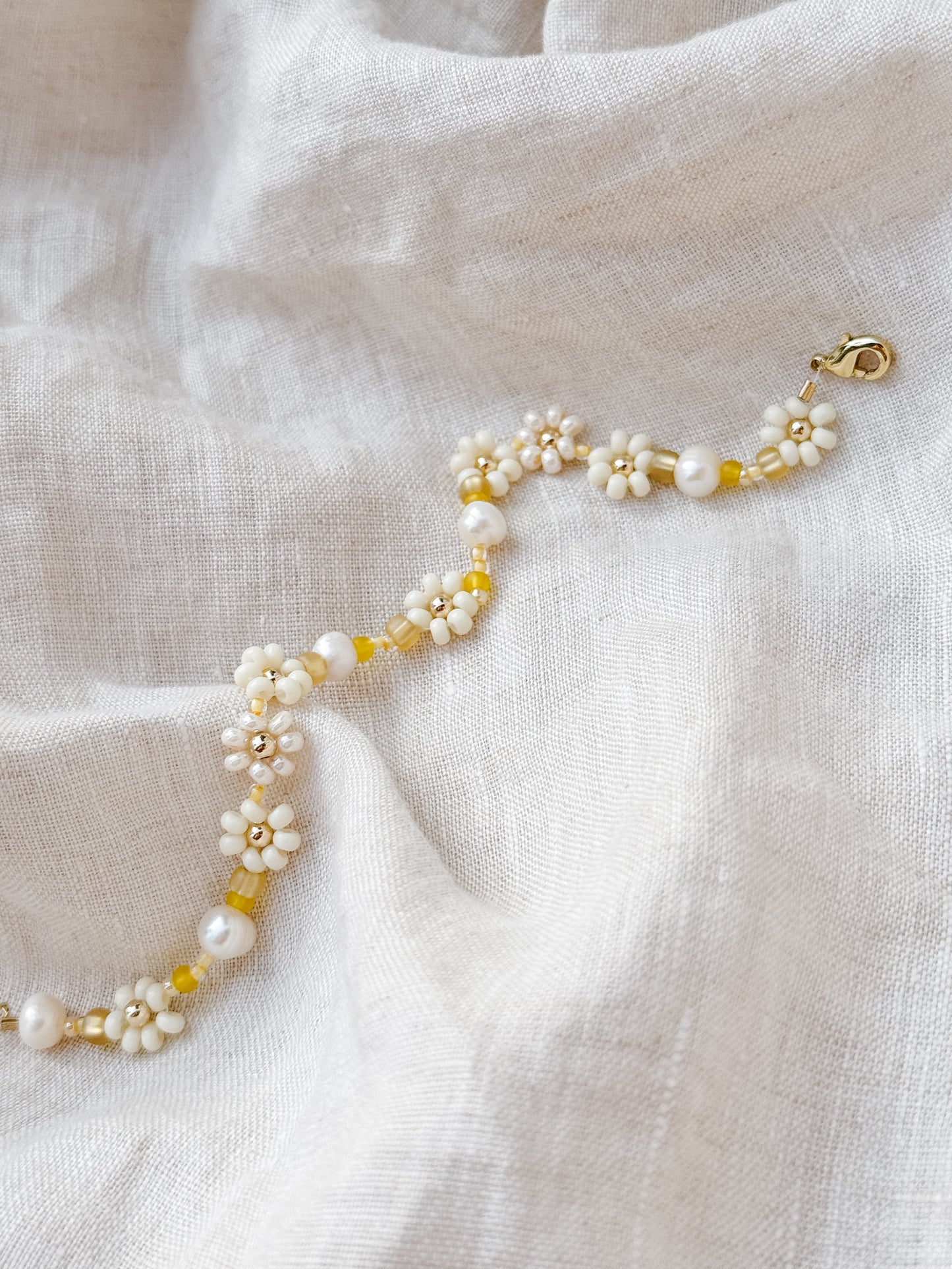 Le bracelet et la chaîne de cheville Daisy couleur « Bouton d'or »