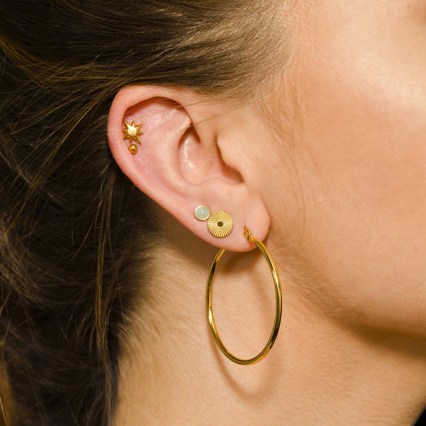Style BIANCA Doré : Créoles Dorées Classiques Essentielles Quotidiennes. Disponibles en 7 Tailles – de 1 cm à 6 cm