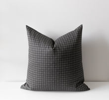 Theron | Housse de coussin quadrillée grise