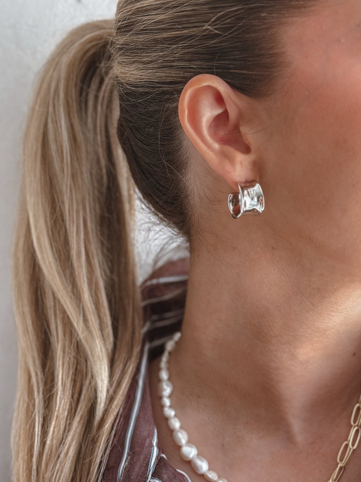 Les boucles d'oreilles créoles Amelia (dorées et argentées)