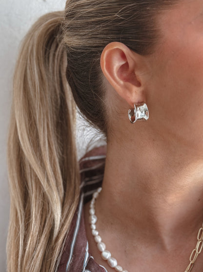 Les boucles d'oreilles créoles Amelia (dorées et argentées)