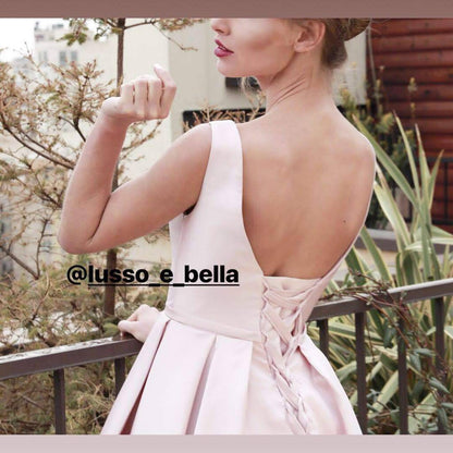 Robe courte de bal en taffetas à col en V profond et perles