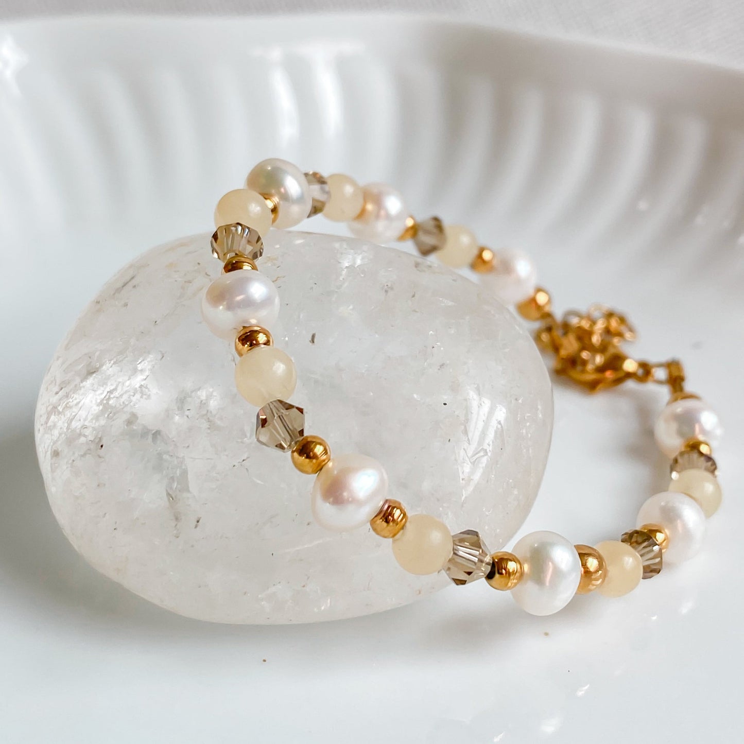 THÉIA | Bracelet fin en perles de jade jaune et perles d'eau douce
