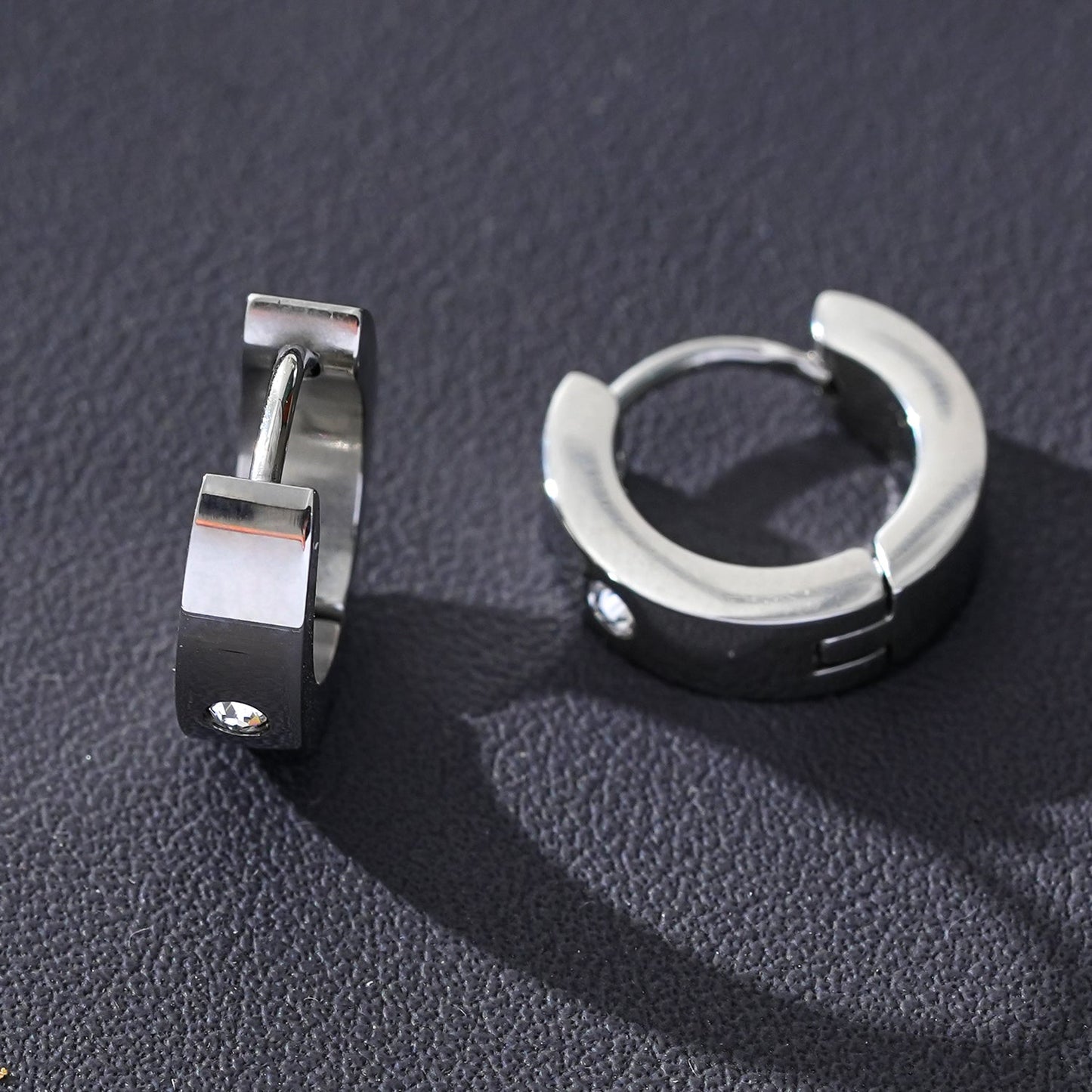 INIS : Petites boucles d'oreilles créoles avec un oxyde de zirconium solitaire en argent