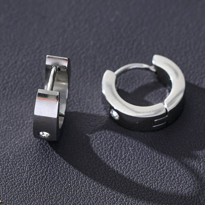 INIS : Petites boucles d'oreilles créoles avec un oxyde de zirconium solitaire en argent