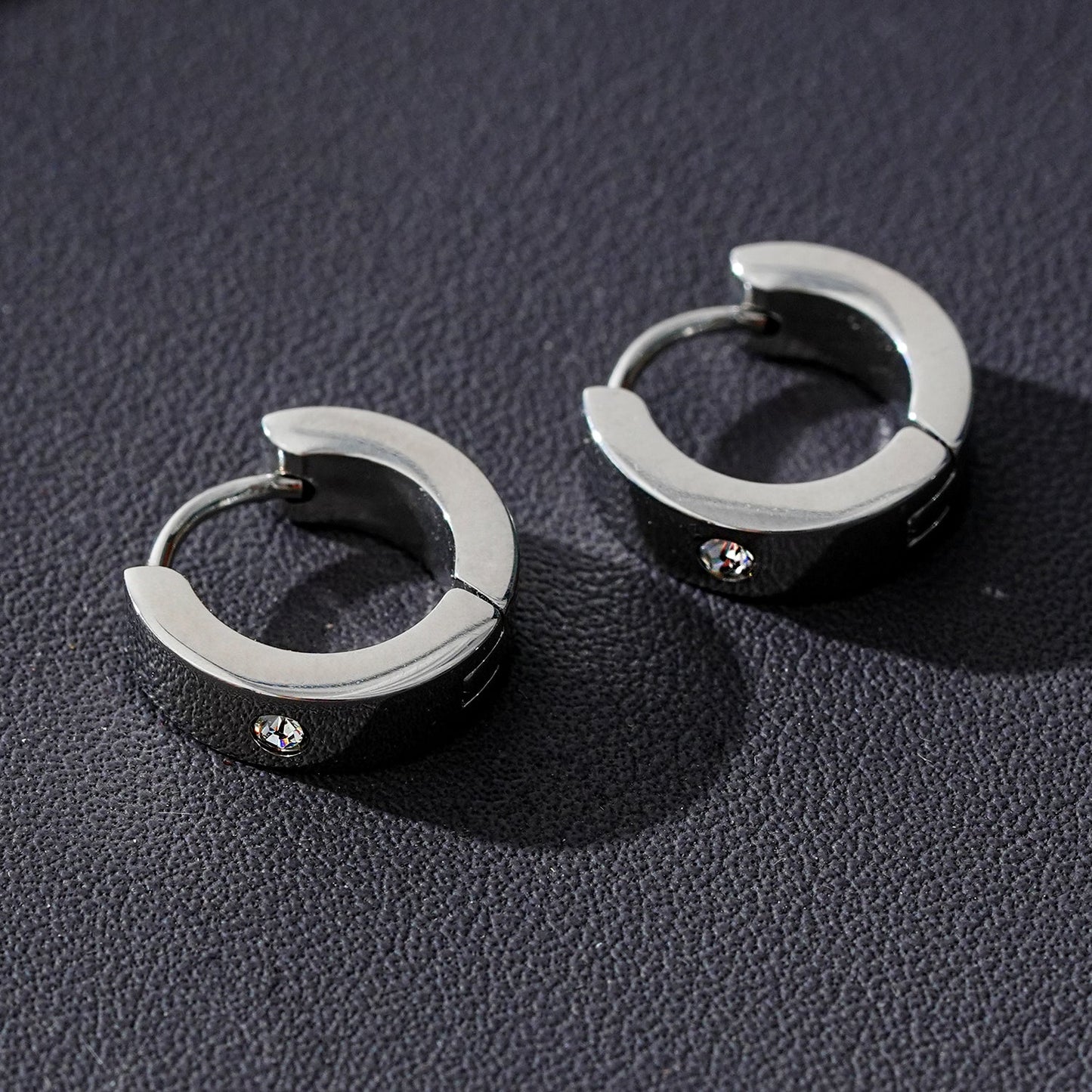 INIS : Petites boucles d'oreilles créoles avec un oxyde de zirconium solitaire en argent