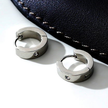 INIS : Petites boucles d'oreilles créoles avec un oxyde de zirconium solitaire en argent