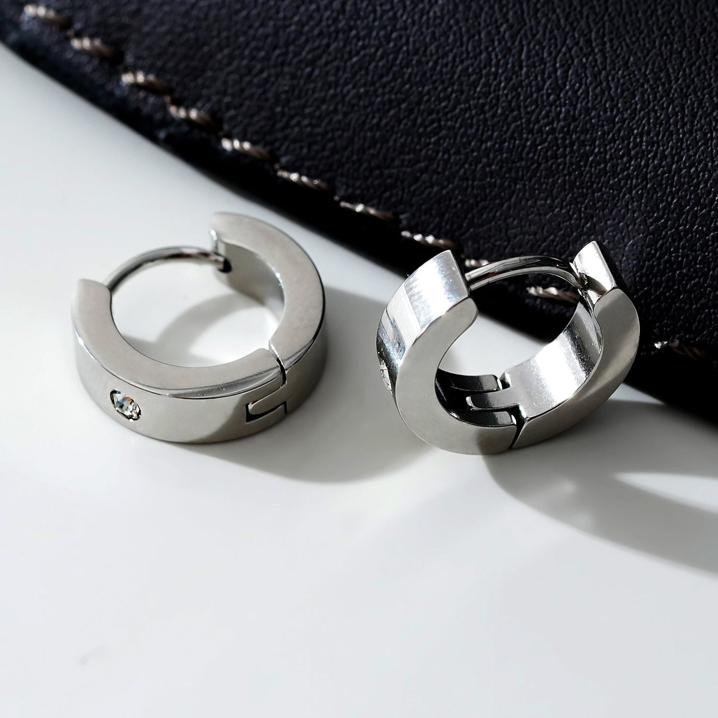 INIS : Petites boucles d'oreilles créoles avec un oxyde de zirconium solitaire en argent