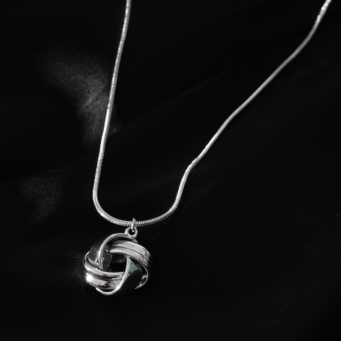 Style JASPUR : Collier chaîne serpent avec pendentif nœud d'amour en or blanc (ton argent)