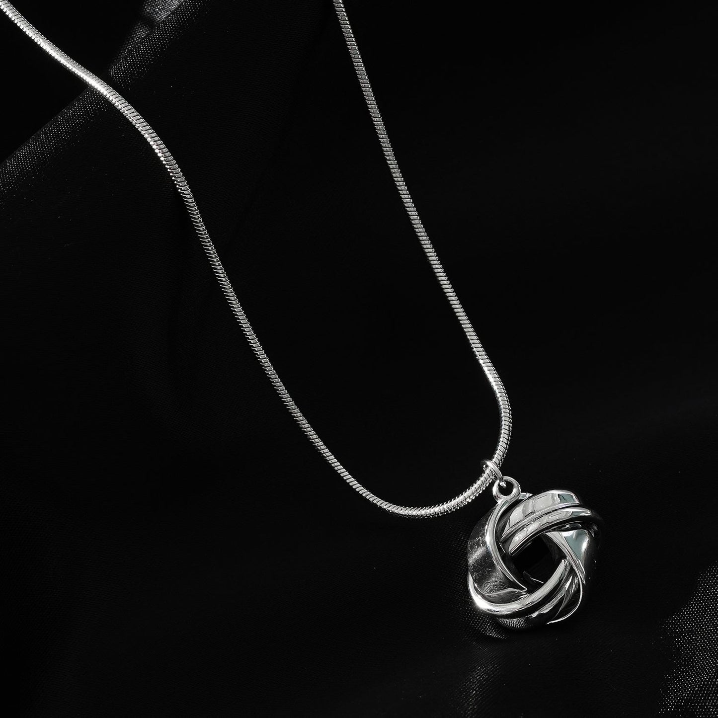 Style JASPUR : Collier chaîne serpent avec pendentif nœud d'amour en or blanc (ton argent)