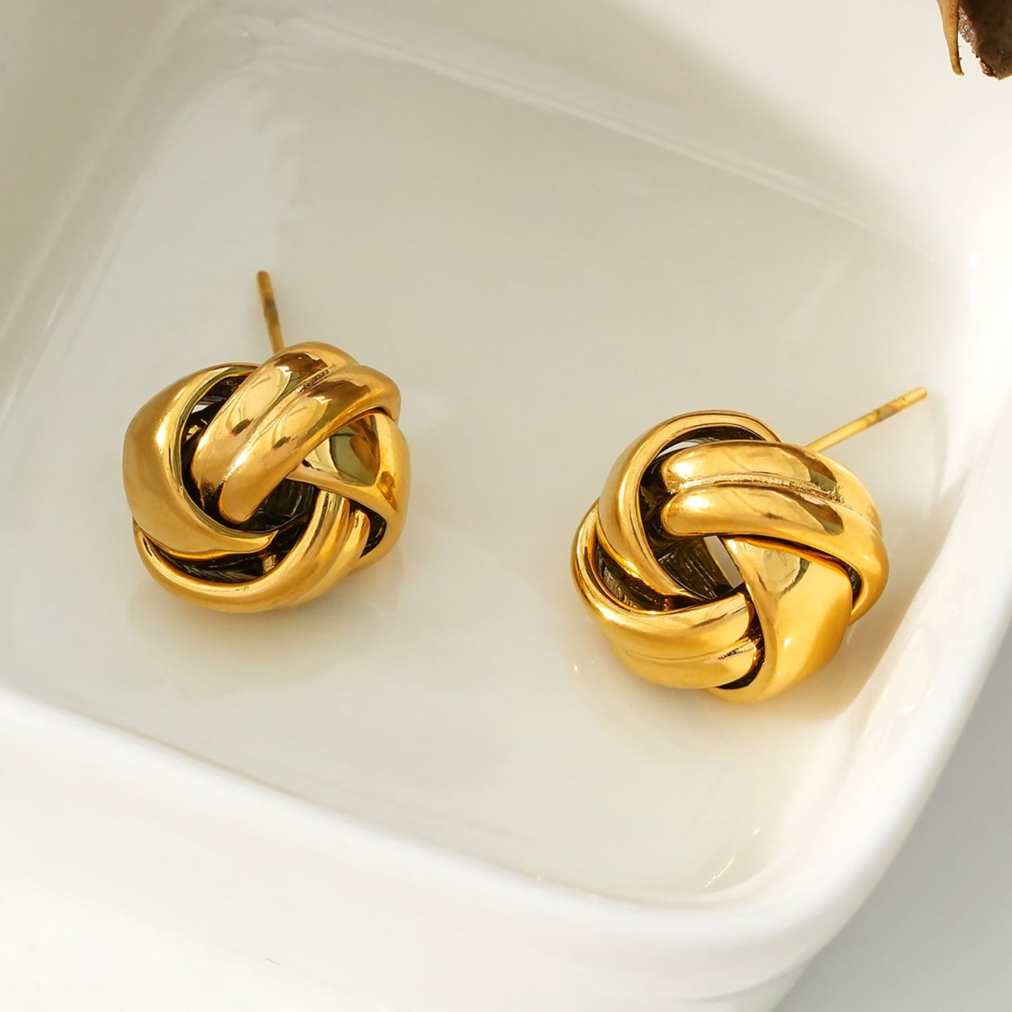 JATANI Gold : Boucles d'oreilles clous contemporaines Nœud d'amour