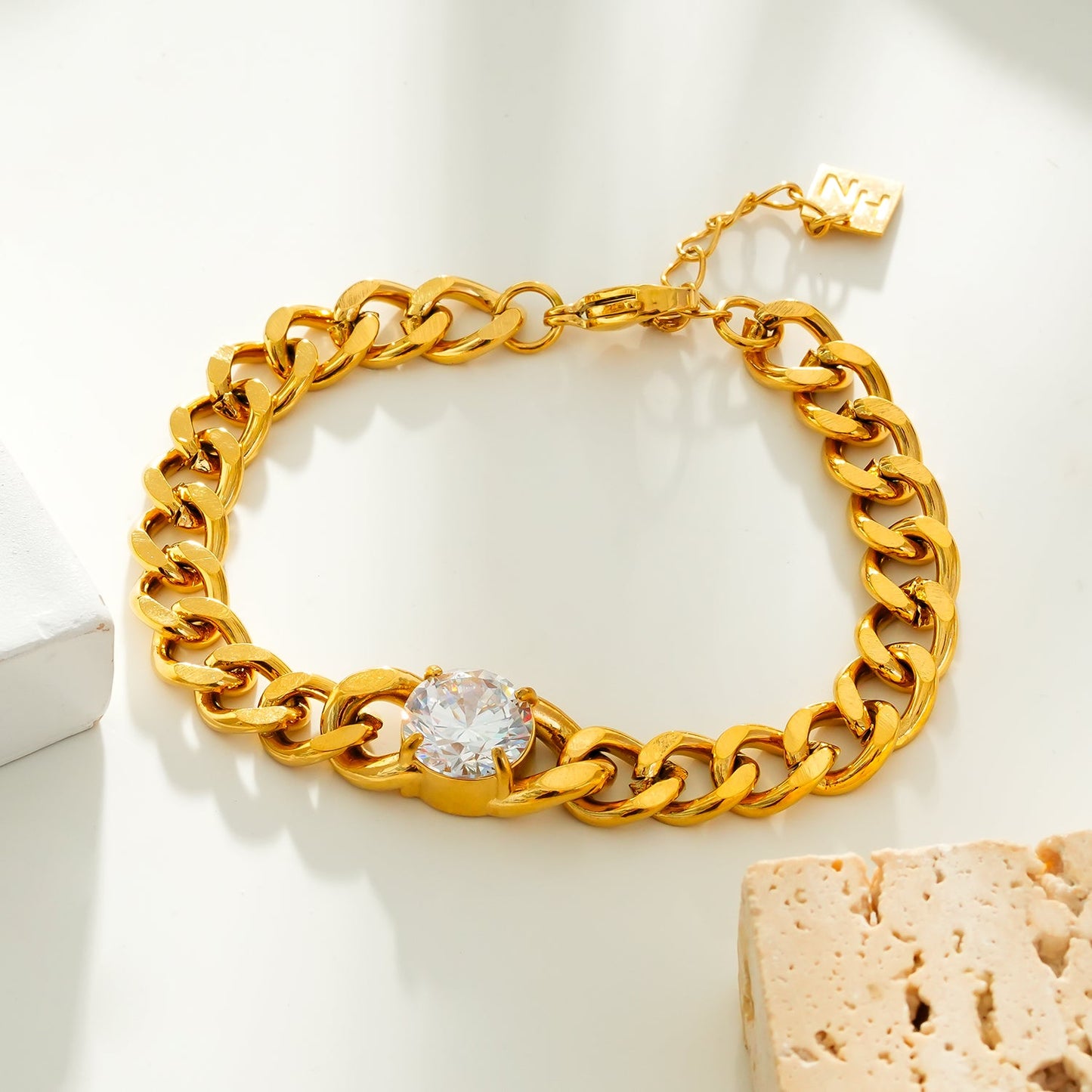 JATDAL Gold : Bracelet maille cubaine avec un saphir moissanite étincelant en pièce maîtresse
