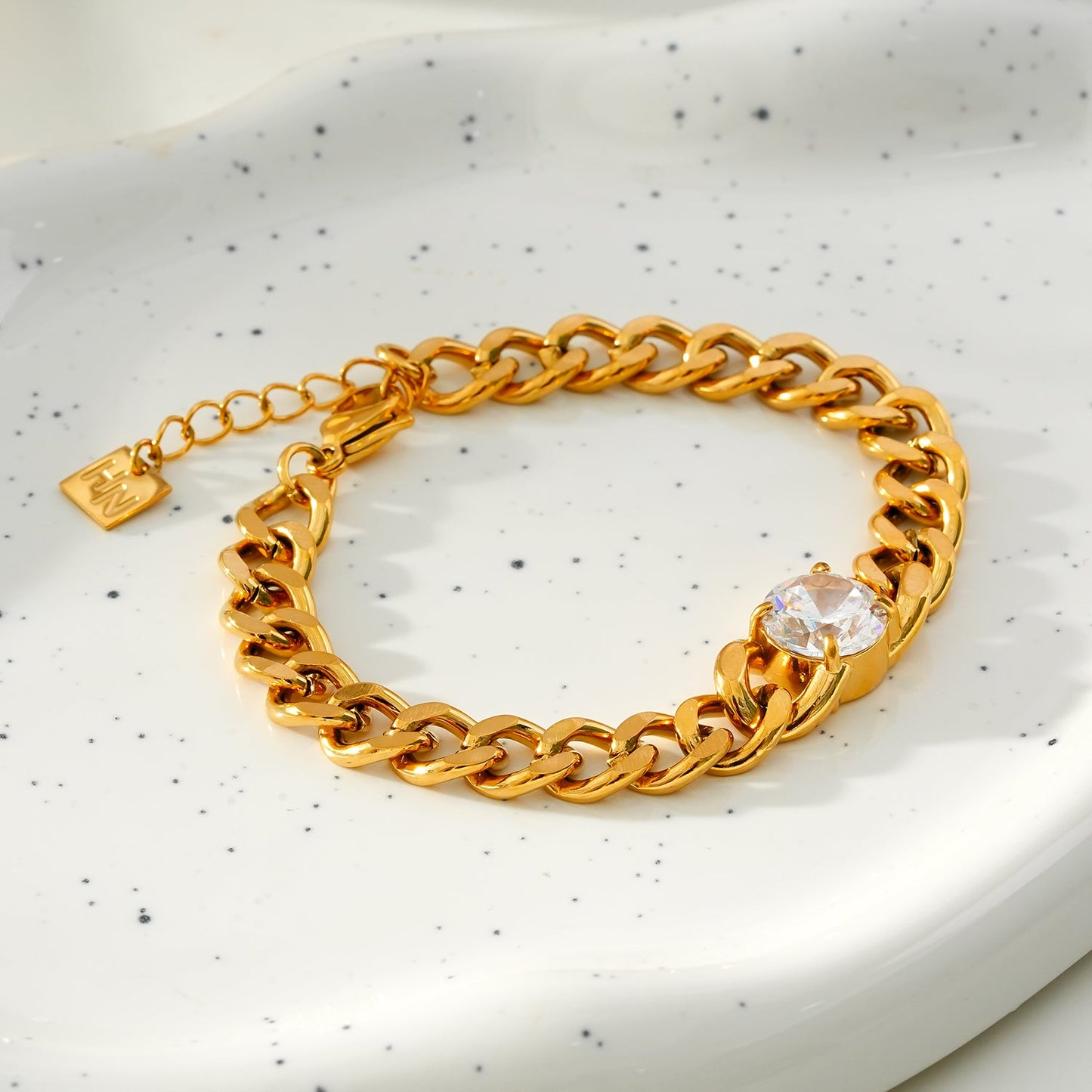 JATDAL Gold : Bracelet maille cubaine avec un saphir moissanite étincelant en pièce maîtresse